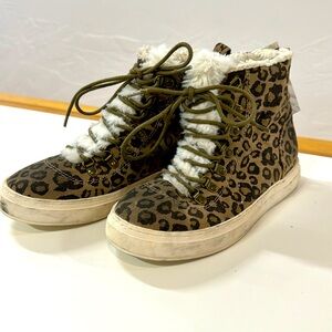 Billa Bong women’s shoes. Leaped print